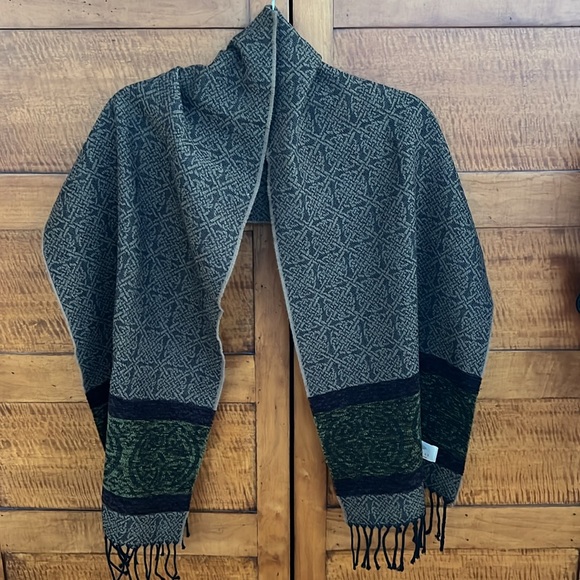 🏴󠁧󠁢󠁳󠁣󠁴󠁿Wool Blend Scarf by Calzeat Celtic Collection | Made in Scotland 15”x61” - Picture 3 of 17